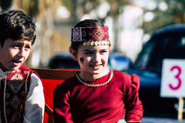 Paphos Kıbrıs Rum Kesimi 01 Mart 2020 Öğleden sonra Paphos karnavalına katılan kimliği belirsiz insanların görüntüsü