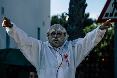 Paphos Kıbrıs Rum Kesimi 01 Mart 2020 Öğleden sonra Paphos karnavalına katılan kimliği belirsiz insanların görüntüsü