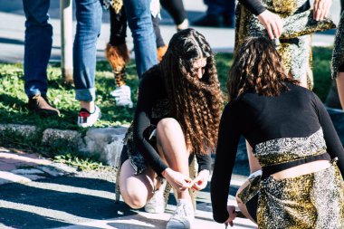 Paphos Kıbrıs Rum Kesimi 01 Mart 2020 Öğleden sonra Paphos karnavalına katılan kimliği belirsiz insanların görüntüsü