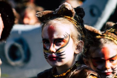 Paphos Kıbrıs Rum Kesimi 01 Mart 2020 Öğleden sonra Paphos karnavalına katılan kimliği belirsiz insanların görüntüsü