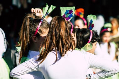 Paphos Kıbrıs Rum Kesimi 01 Mart 2020 Öğleden sonra Paphos karnavalına katılan kimliği belirsiz insanların görüntüsü