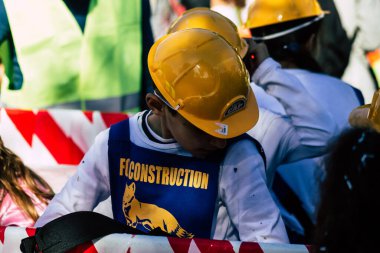 Paphos Kıbrıs Rum Kesimi 01 Mart 2020 Öğleden sonra Paphos karnavalına katılan kimliği belirsiz insanların görüntüsü