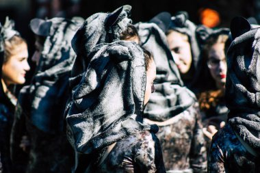 Paphos Kıbrıs Rum Kesimi 01 Mart 2020 Öğleden sonra Paphos karnavalına katılan kimliği belirsiz insanların görüntüsü