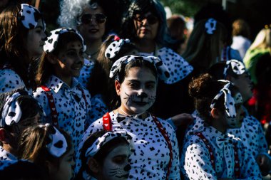 Paphos Kıbrıs Rum Kesimi 01 Mart 2020 Öğleden sonra Paphos karnavalına katılan kimliği belirsiz insanların görüntüsü