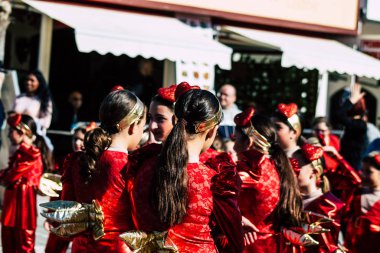 Paphos Kıbrıs Rum Kesimi 01 Mart 2020 Öğleden sonra Paphos karnavalına katılan kimliği belirsiz insanların görüntüsü