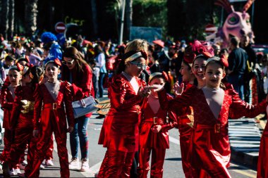 Paphos Kıbrıs Rum Kesimi 01 Mart 2020 Öğleden sonra Paphos karnavalına katılan kimliği belirsiz insanların görüntüsü