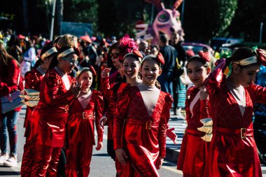 Paphos Kıbrıs Rum Kesimi 01 Mart 2020 Öğleden sonra Paphos karnavalına katılan kimliği belirsiz insanların görüntüsü