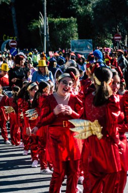 Paphos Kıbrıs Rum Kesimi 01 Mart 2020 Öğleden sonra Paphos karnavalına katılan kimliği belirsiz insanların görüntüsü