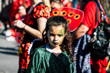 Paphos Kıbrıs Rum Kesimi 01 Mart 2020 Öğleden sonra Paphos karnavalına katılan kimliği belirsiz insanların görüntüsü