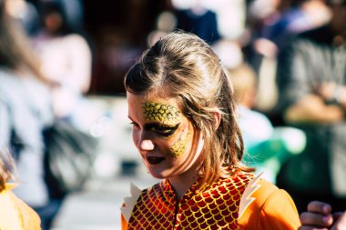 Paphos Kıbrıs Rum Kesimi 01 Mart 2020 Öğleden sonra Paphos karnavalına katılan kimliği belirsiz insanların görüntüsü