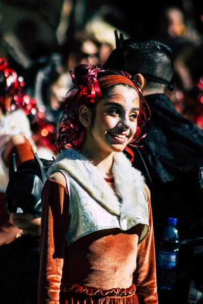 Paphos Kıbrıs Rum Kesimi 01 Mart 2020 Öğleden sonra Paphos karnavalına katılan kimliği belirsiz insanların görüntüsü
