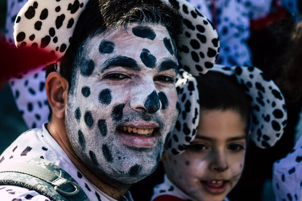 Пафос Кипр 01 марта 2020 г. Вид на неизвестных людей, участвующих в карнавале в Пафосе во второй половине дня
