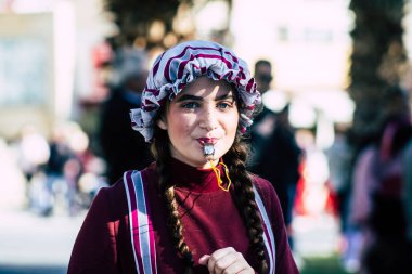 Paphos Kıbrıs Rum Kesimi 01 Mart 2020 Öğleden sonra Paphos karnavalına katılan kimliği belirsiz insanların görüntüsü