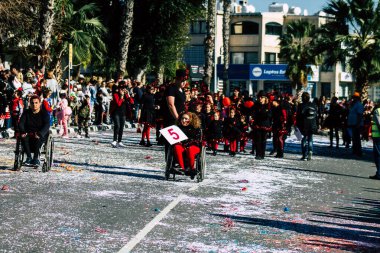 Paphos Kıbrıs Rum Kesimi 01 Mart 2020 Öğleden sonra Paphos karnavalına katılan kimliği belirsiz insanların görüntüsü