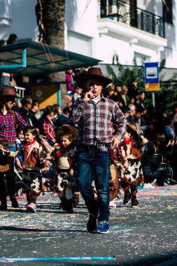 Paphos Kıbrıs Rum Kesimi 01 Mart 2020 Öğleden sonra Paphos karnavalına katılan kimliği belirsiz insanların görüntüsü