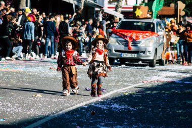 Paphos Kıbrıs Rum Kesimi 01 Mart 2020 Öğleden sonra Paphos karnavalına katılan kimliği belirsiz insanların görüntüsü