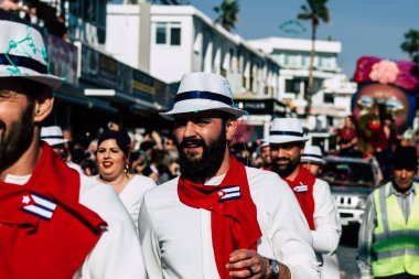 Paphos Kıbrıs Rum Kesimi 01 Mart 2020 Öğleden sonra Paphos karnavalına katılan kimliği belirsiz insanların görüntüsü