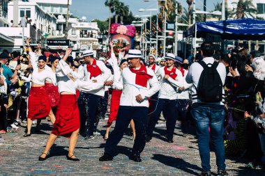 Paphos Kıbrıs Rum Kesimi 01 Mart 2020 Öğleden sonra Paphos karnavalına katılan kimliği belirsiz insanların görüntüsü