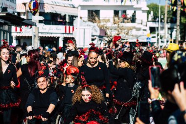 Paphos Kıbrıs Rum Kesimi 01 Mart 2020 Öğleden sonra Paphos karnavalına katılan kimliği belirsiz insanların görüntüsü