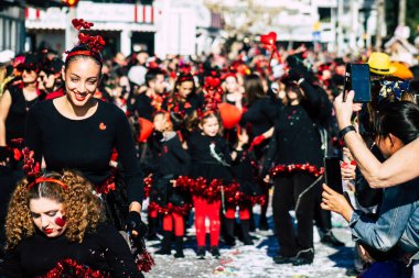 Paphos Kıbrıs Rum Kesimi 01 Mart 2020 Öğleden sonra Paphos karnavalına katılan kimliği belirsiz insanların görüntüsü