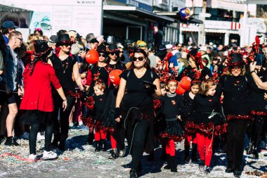 Paphos Kıbrıs Rum Kesimi 01 Mart 2020 Öğleden sonra Paphos karnavalına katılan kimliği belirsiz insanların görüntüsü