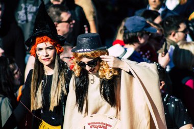 Paphos Kıbrıs Rum Kesimi 01 Mart 2020 Öğleden sonra Paphos karnavalına katılan kimliği belirsiz insanların görüntüsü