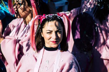 Paphos Kıbrıs Rum Kesimi 01 Mart 2020 Öğleden sonra Paphos karnavalına katılan kimliği belirsiz insanların görüntüsü