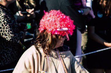 Paphos Kıbrıs Rum Kesimi 01 Mart 2020 Öğleden sonra Paphos karnavalına katılan kimliği belirsiz insanların görüntüsü