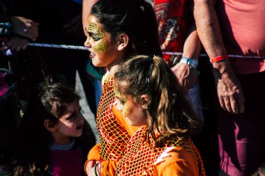 Paphos Kıbrıs Rum Kesimi 01 Mart 2020 Öğleden sonra Paphos karnavalına katılan kimliği belirsiz insanların görüntüsü