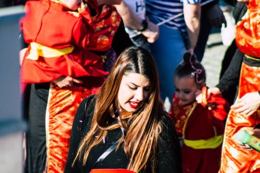 Paphos Kıbrıs Rum Kesimi 01 Mart 2020 Öğleden sonra Paphos karnavalına katılan kimliği belirsiz insanların görüntüsü