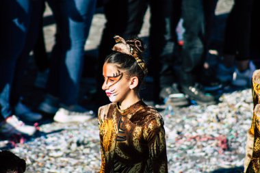 Paphos Kıbrıs Rum Kesimi 01 Mart 2020 Öğleden sonra Paphos karnavalına katılan kimliği belirsiz insanların görüntüsü