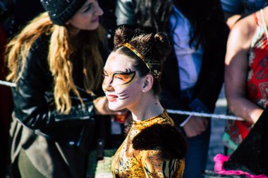 Paphos Kıbrıs Rum Kesimi 01 Mart 2020 Öğleden sonra Paphos karnavalına katılan kimliği belirsiz insanların görüntüsü