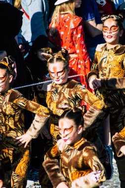 Paphos Kıbrıs Rum Kesimi 01 Mart 2020 Öğleden sonra Paphos karnavalına katılan kimliği belirsiz insanların görüntüsü