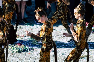 Paphos Kıbrıs Rum Kesimi 01 Mart 2020 Öğleden sonra Paphos karnavalına katılan kimliği belirsiz insanların görüntüsü