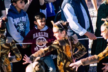 Paphos Kıbrıs Rum Kesimi 01 Mart 2020 Öğleden sonra Paphos karnavalına katılan kimliği belirsiz insanların görüntüsü