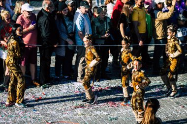 Paphos Kıbrıs Rum Kesimi 01 Mart 2020 Öğleden sonra Paphos karnavalına katılan kimliği belirsiz insanların görüntüsü