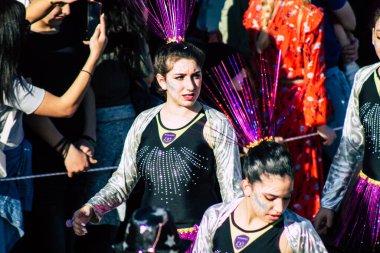 Paphos Kıbrıs Rum Kesimi 01 Mart 2020 Öğleden sonra Paphos karnavalına katılan kimliği belirsiz insanların görüntüsü