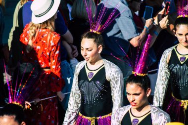 Paphos Kıbrıs Rum Kesimi 01 Mart 2020 Öğleden sonra Paphos karnavalına katılan kimliği belirsiz insanların görüntüsü