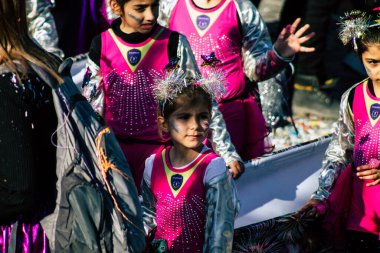 Paphos Kıbrıs Rum Kesimi 01 Mart 2020 Öğleden sonra Paphos karnavalına katılan kimliği belirsiz insanların görüntüsü