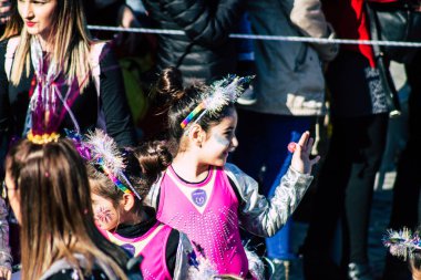 Paphos Kıbrıs Rum Kesimi 01 Mart 2020 Öğleden sonra Paphos karnavalına katılan kimliği belirsiz insanların görüntüsü