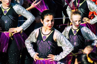 Paphos Kıbrıs Rum Kesimi 01 Mart 2020 Öğleden sonra Paphos karnavalına katılan kimliği belirsiz insanların görüntüsü