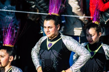 Paphos Kıbrıs Rum Kesimi 01 Mart 2020 Öğleden sonra Paphos karnavalına katılan kimliği belirsiz insanların görüntüsü