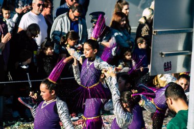 Paphos Kıbrıs Rum Kesimi 01 Mart 2020 Öğleden sonra Paphos karnavalına katılan kimliği belirsiz insanların görüntüsü