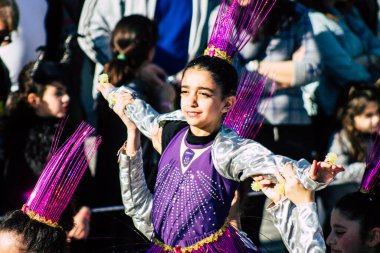 Paphos Kıbrıs Rum Kesimi 01 Mart 2020 Öğleden sonra Paphos karnavalına katılan kimliği belirsiz insanların görüntüsü