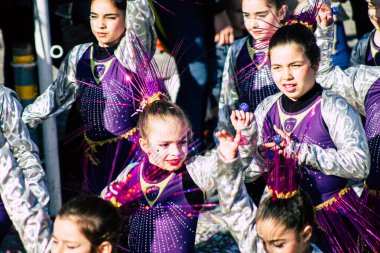 Paphos Kıbrıs Rum Kesimi 01 Mart 2020 Öğleden sonra Paphos karnavalına katılan kimliği belirsiz insanların görüntüsü