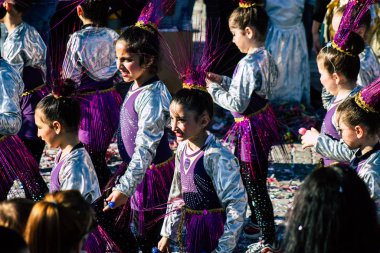 Paphos Kıbrıs Rum Kesimi 01 Mart 2020 Öğleden sonra Paphos karnavalına katılan kimliği belirsiz insanların görüntüsü