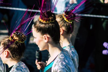 Paphos Kıbrıs Rum Kesimi 01 Mart 2020 Öğleden sonra Paphos karnavalına katılan kimliği belirsiz insanların görüntüsü