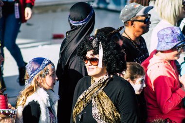 Paphos Kıbrıs Rum Kesimi 01 Mart 2020 Öğleden sonra Paphos karnavalına katılan kimliği belirsiz insanların görüntüsü