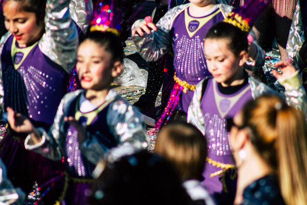 Пафос Кипр 01 марта 2020 г. Вид на неизвестных людей, участвующих в карнавале в Пафосе во второй половине дня
