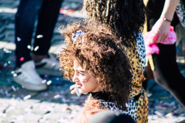 Paphos Kıbrıs Rum Kesimi 01 Mart 2020 Öğleden sonra Paphos karnavalına katılan kimliği belirsiz insanların görüntüsü